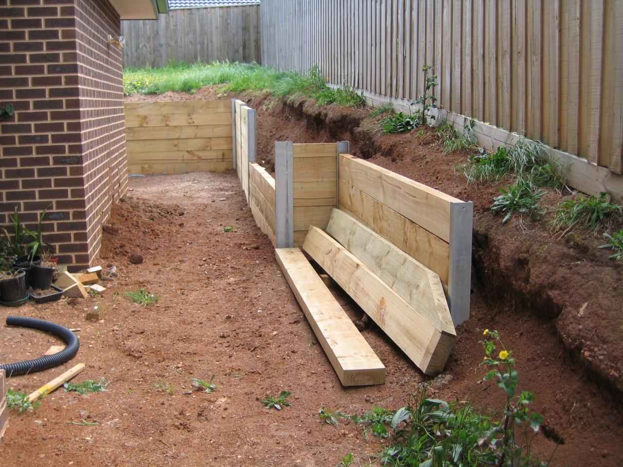 Retaining wall walkway