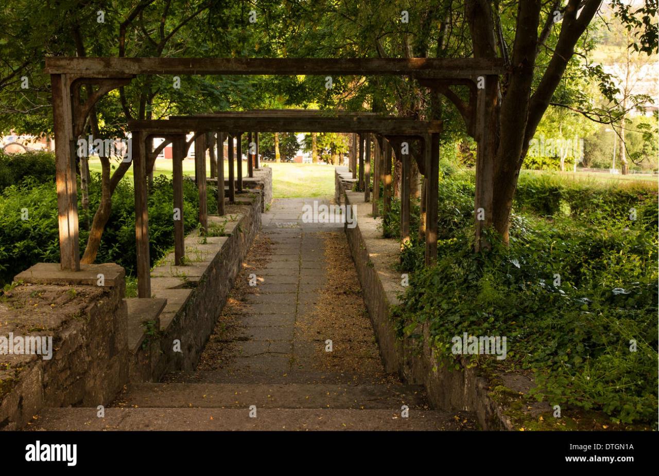 Construction covered walkway