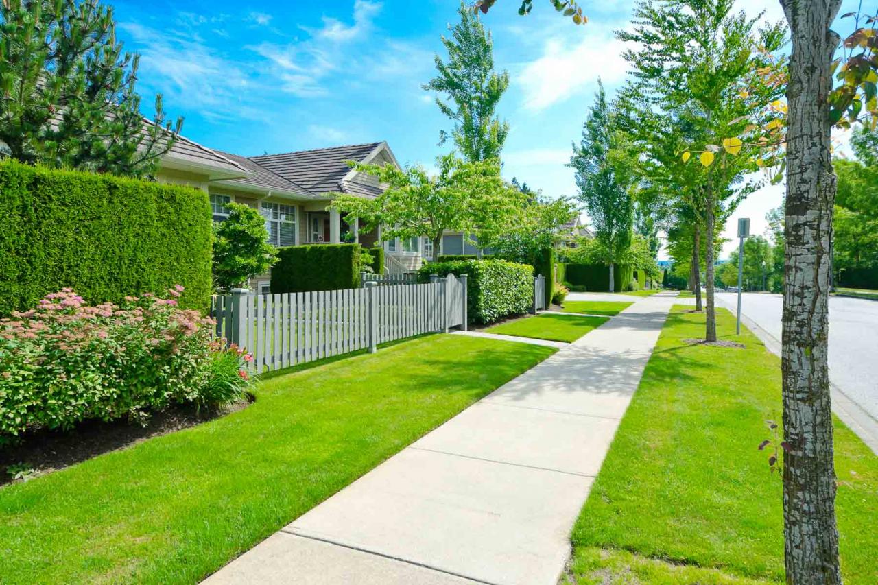Cost to lay concrete sidewalk