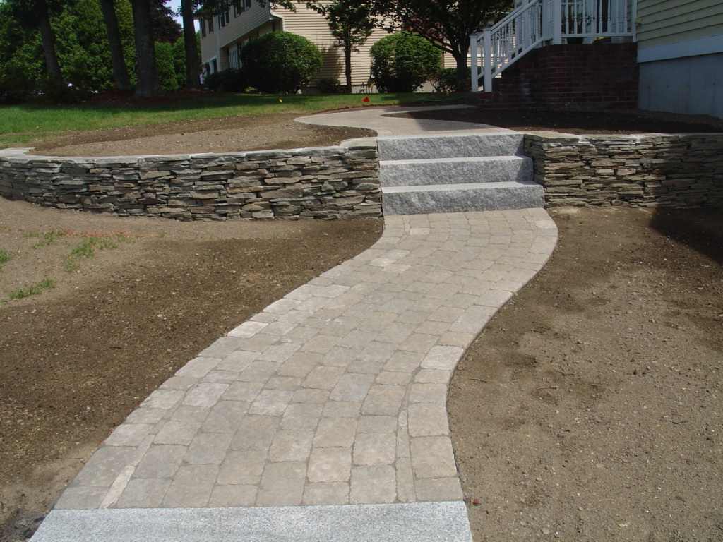 Retaining wall walkway